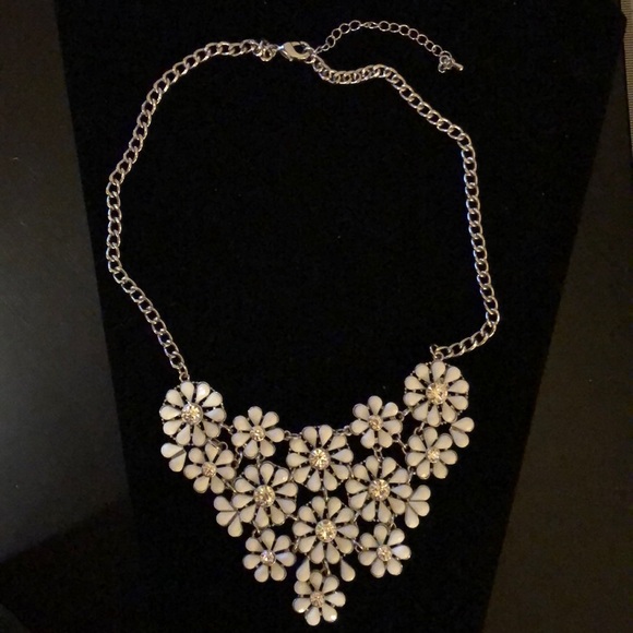 - White daisy party statement necklace, silver - Picture 2 of 8
